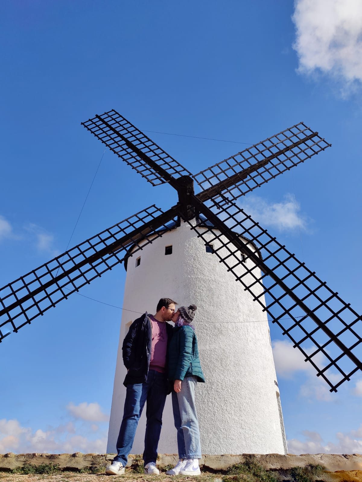 Stella y Miguel en un molino