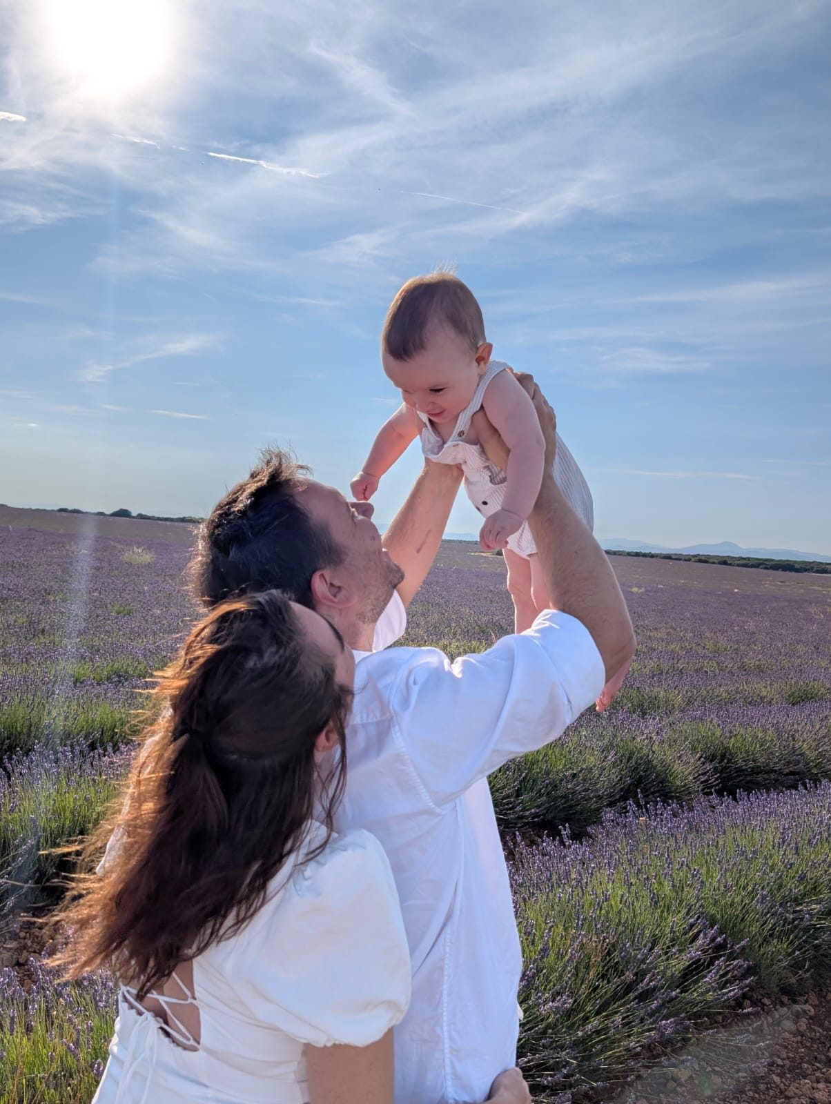 Stella, Miguel y Miguelito en el campo de lavanda